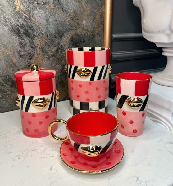 Pembe Kırmızı Dudaklı Kavanoz