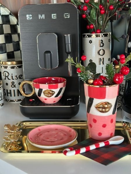 Pembe Kırmızı Dudaklı Çay Fincanı