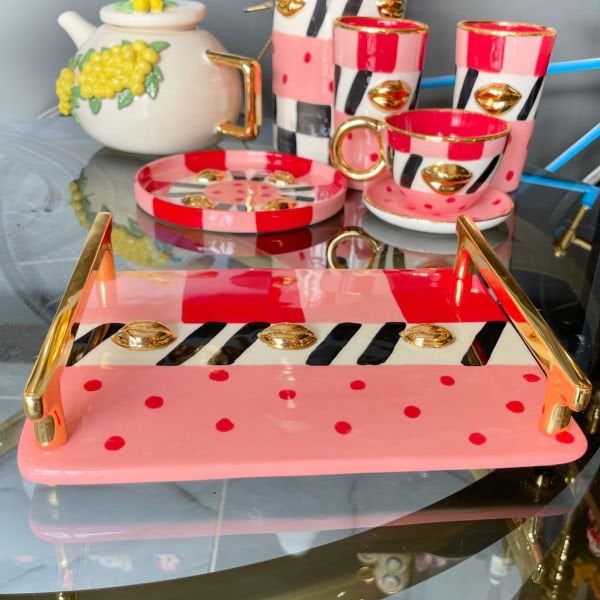 Pembe Kırmızı Dudaklı Kahve Standı