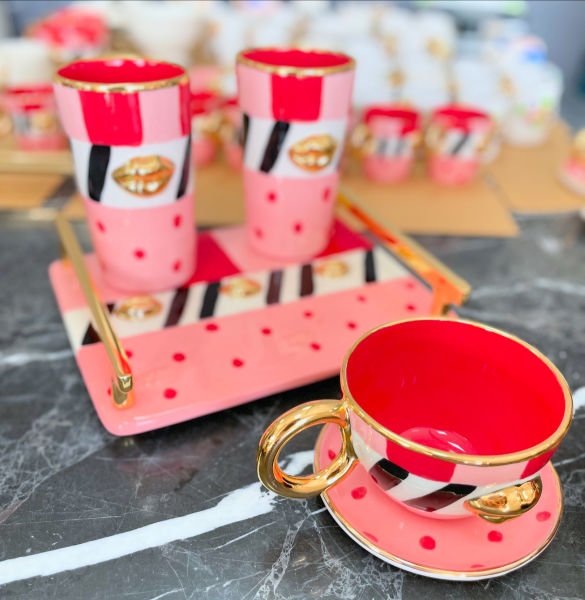 Pembe Kırmızı Dudaklı Kahve Standı