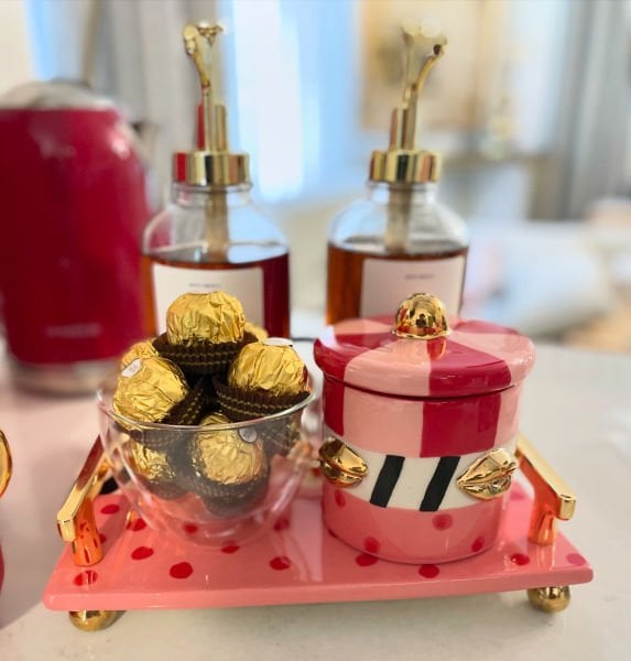 Pembe Kırmızı Dudaklı Kahve Standı