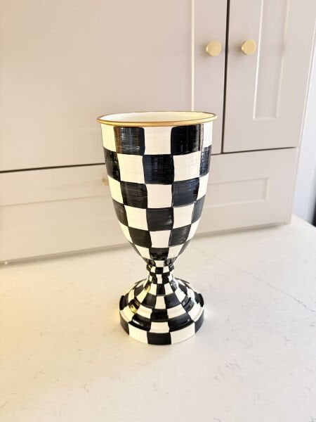 Ayaklı siyah beyaz vazo