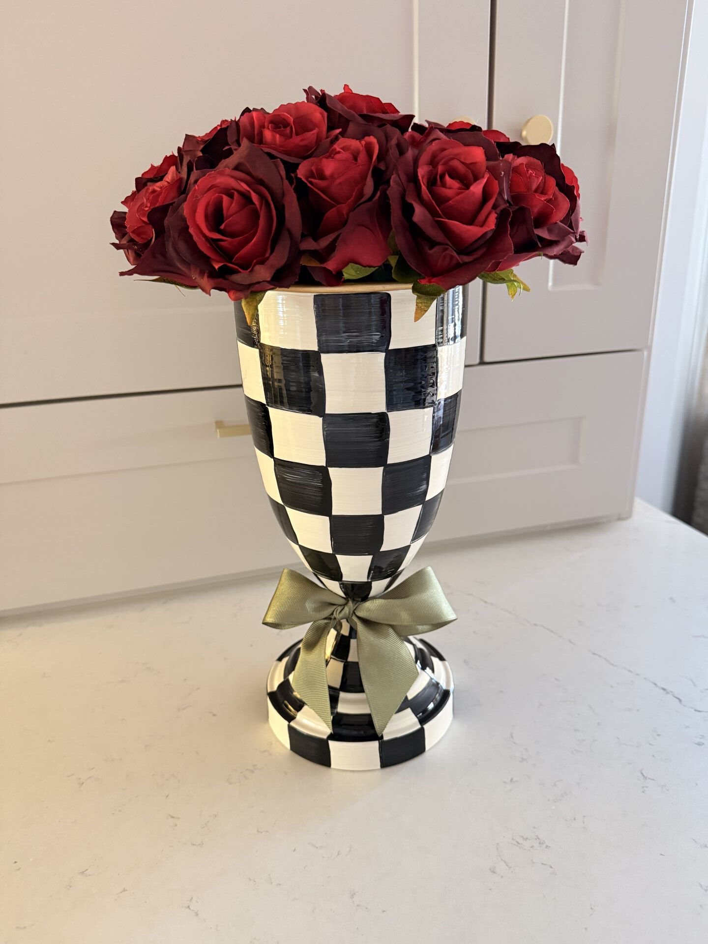 Ayaklı siyah beyaz vazo